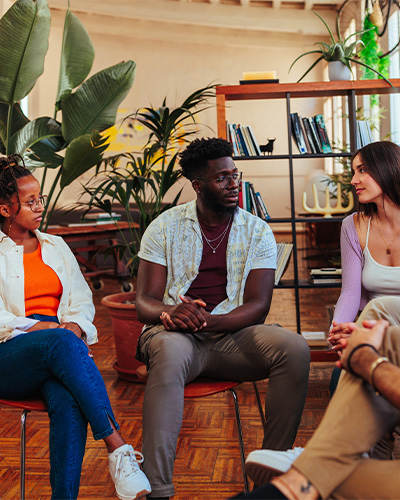 Des gens autour de la table